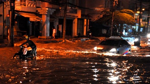 Sài Gòn mênh mông nước sau cơn mưa lớn nhất từ đầu năm - ảnh 9