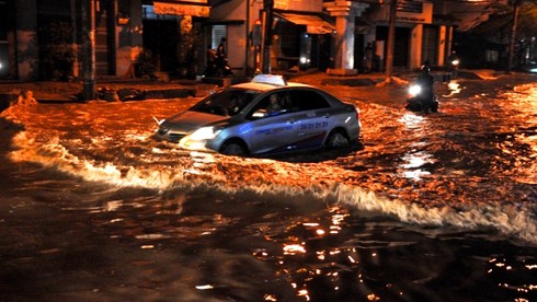 Sài Gòn mênh mông nước sau cơn mưa lớn nhất từ đầu năm - ảnh 10