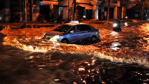 Sài Gòn mênh mông nước sau cơn mưa lớn nhất từ đầu năm - ảnh 10