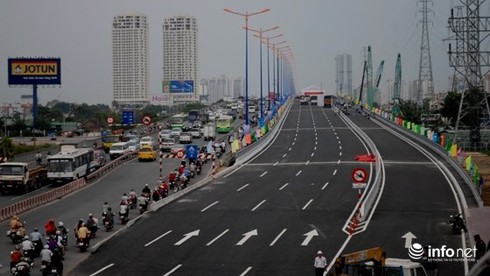 Cứu sống một phụ nữ nhảy cầu Sài Gòn tự tử - ảnh 1