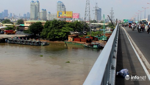 Nam sinh viên nhắn tin