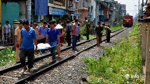 Người đàn ông nằm tự tử giữa đường ray - ảnh 1