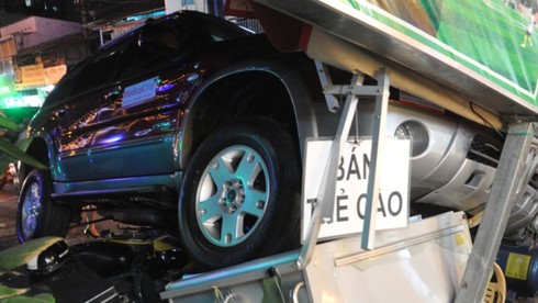 Mất lái khi đổ dốc, ô tô tông bốn người bị thương - ảnh 3