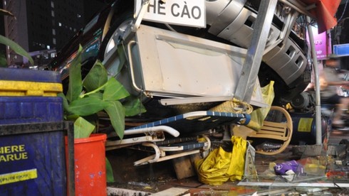 Mất lái khi đổ dốc, ô tô tông bốn người bị thương - ảnh 4