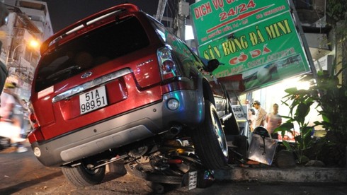 Mất lái khi đổ dốc, ô tô tông bốn người bị thương - ảnh 1