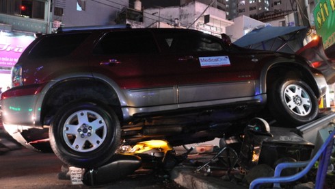 Mất lái khi đổ dốc, ô tô tông bốn người bị thương - ảnh 2