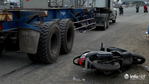 Sụp ổ gà, người đàn ông bị xe container cán tử vong - ảnh 2