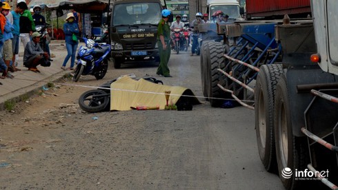 Sụp ổ gà, người đàn ông bị xe container cán tử vong - ảnh 1