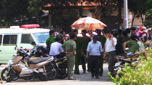 Phát hiện thi thể cháy đen trong bụi cỏ - ảnh 1