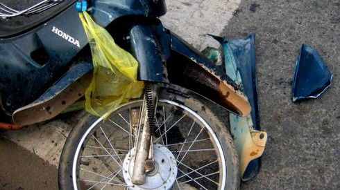 Đi chơi ngày đầu năm, ba mẹ con gặp tai nạn - ảnh 1