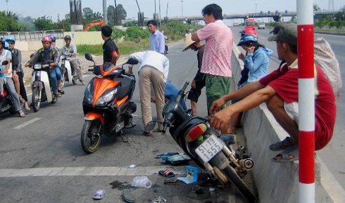 Đi chơi ngày đầu năm, ba mẹ con gặp tai nạn - ảnh 2