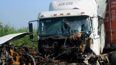 TP.HCM: Xe container biến dạng đầu sau va chạm - ảnh 3