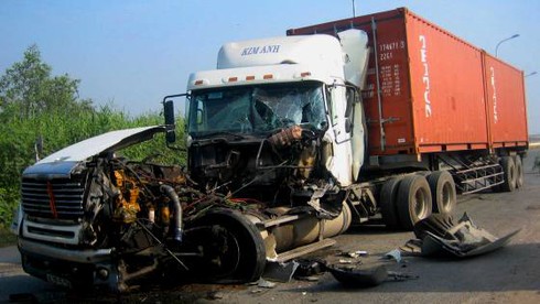 TP.HCM: Xe container biến dạng đầu sau va chạm - ảnh 1