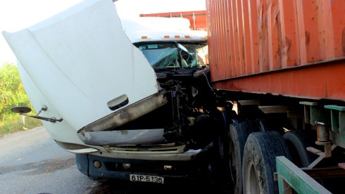 TP.HCM: Xe container biến dạng đầu sau va chạm - ảnh 2