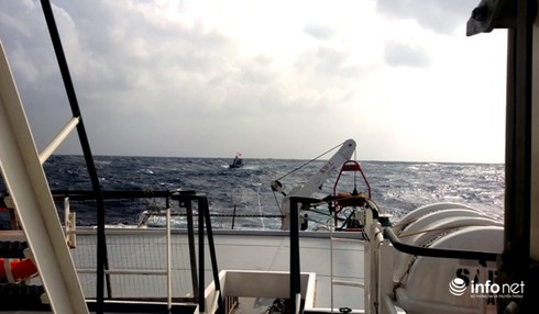 Cứu 12 ngư dân trong vùng biển động dữ dội - ảnh 1