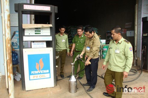 Tịch thu giấy phép 2 cây xăng gian lận bằng chíp điện tử - ảnh 1