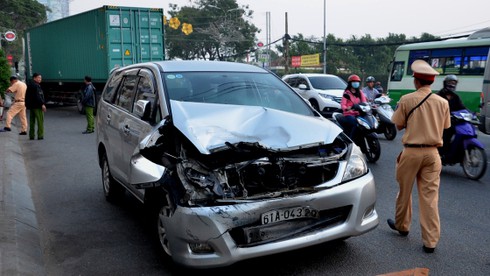 Xe container gây tai nạn giữa trung tâm Sài Gòn - ảnh 1