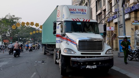 Xe container gây tai nạn giữa trung tâm Sài Gòn - ảnh 2