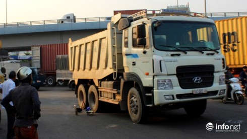 Nâng bánh xe ben, đưa thi thể người bị nạn ra ngoài - ảnh 2