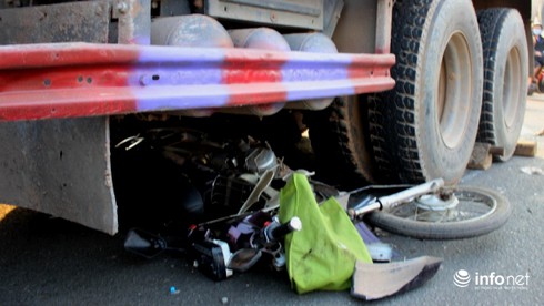 Nâng bánh xe ben, đưa thi thể người bị nạn ra ngoài - ảnh 1