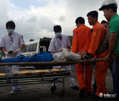 Vượt sóng dữ cứu 5 thuyền viên trên tàu bị thả trôi tại vùng biển Trường Sa - ảnh 1