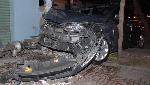 Xế hộp vỡ nát ca pô vì tông thẳng vào cột điện - ảnh 1