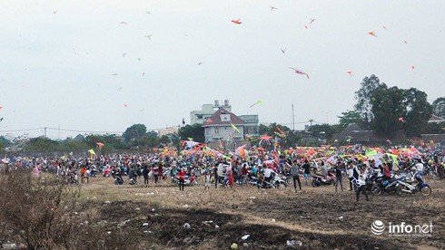 Bị diều cuốn lên cao, bé trai rơi xuống đất tử vong - ảnh 1