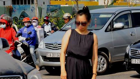 Mặc bà cụ bị thương sau tai nạn, người phụ nữ