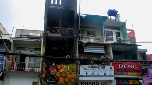 TP. Hồ Chí Minh: Quán kem trang trí bằng rơm bùng cháy dữ dội - ảnh 1