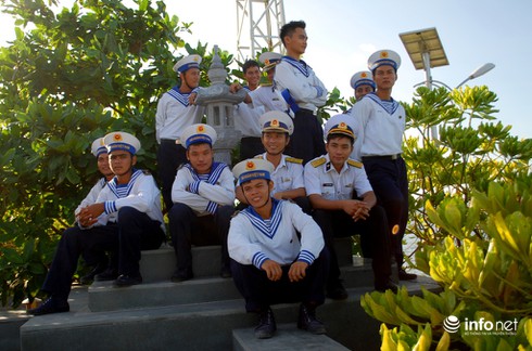Những chàng trai Hà Nội giữa bao la sóng nước Trường Sa - ảnh 2