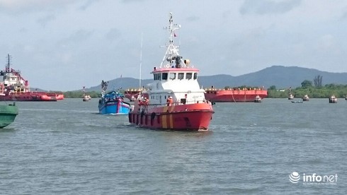Cứu 9 ngư dân bị nạn cách mũi Vũng Tàu 46 hải lý - ảnh 2