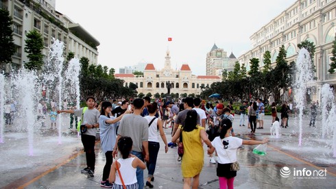 80 bức ảnh lịch sử đang được triển lãm tại đường Nguyễn Huệ - ảnh 13