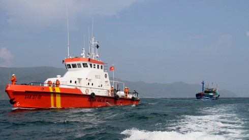 Cứu tàu cá với 12 thuyền viên bị nạn ngoài khơi Nha Trang - ảnh 1