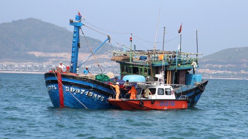 Cứu tàu cá với 12 thuyền viên bị nạn ngoài khơi Nha Trang - ảnh 4