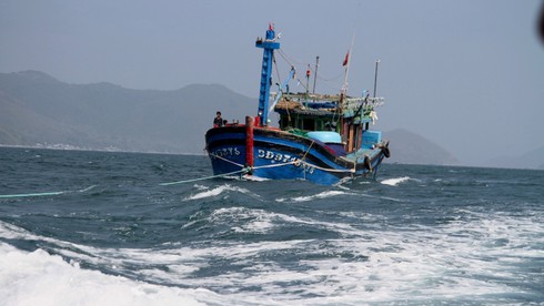 Cứu tàu cá với 12 thuyền viên bị nạn ngoài khơi Nha Trang - ảnh 3
