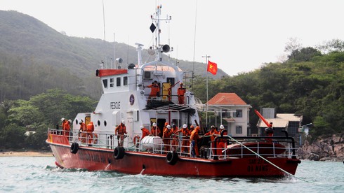 Cứu tàu cá với 12 thuyền viên bị nạn ngoài khơi Nha Trang - ảnh 5