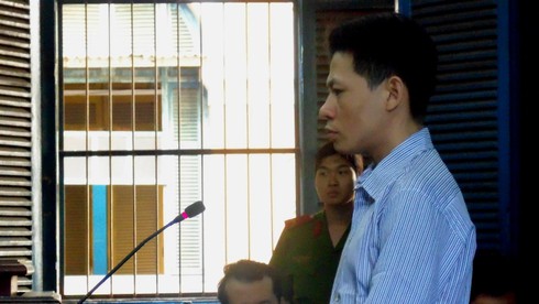 Đang trốn truy nã vẫn đến tòa lưu động xem xử đồng phạm - ảnh 1