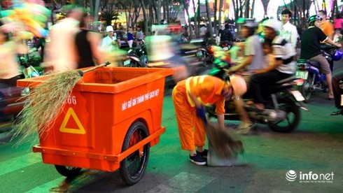 UBND TP.HCM đề nghị người dân không xả rác để công nhân vệ sinh đón Tết - ảnh 1