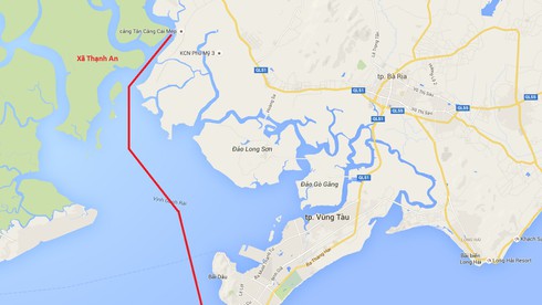 TP.HCM: Xà lan bị lật giữ đêm, cứu sống hai thuyền viên - ảnh 1