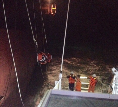 Cứu nạn 2 thuyền viên nước ngoài trong biển động cấp 8 - ảnh 2