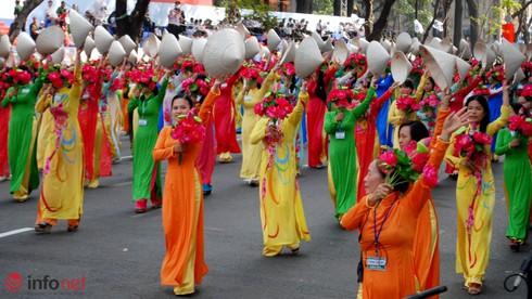 TP.HCM khuyến khích phụ nữ mặc áo dài trong tháng 3 - ảnh 1