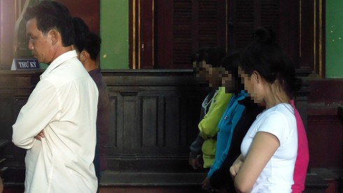 9 nữ bị cáo xuất cảnh sang Singapore bằng CMND giả được giảm án - ảnh 1