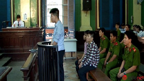 Bị đập vào đầu đến ngất xỉu vì xem người khác “trêu gái” - ảnh 1