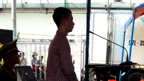 Sát hại bạn gái, tự đâm vào ngực mình rồi nhảy xuống sông vẫn không chết - ảnh 1