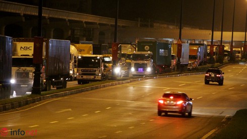 TP.HCM: Đường vào cảng Cát Lái kẹt gần 10km lúc nửa đêm - ảnh 7