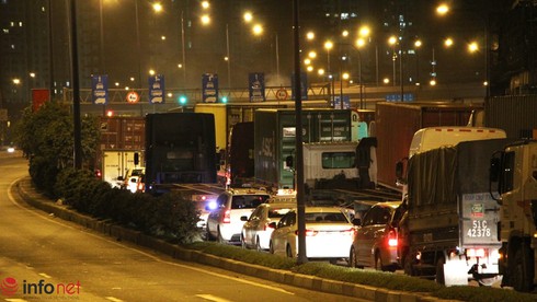 TP.HCM: Đường vào cảng Cát Lái kẹt gần 10km lúc nửa đêm - ảnh 2