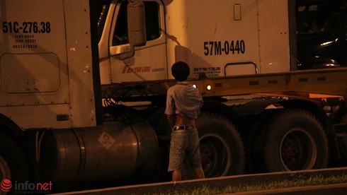 TP.HCM: Đường vào cảng Cát Lái kẹt gần 10km lúc nửa đêm - ảnh 10