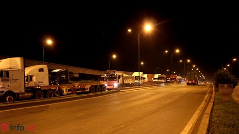 TP.HCM: Đường vào cảng Cát Lái kẹt gần 10km lúc nửa đêm - ảnh 4