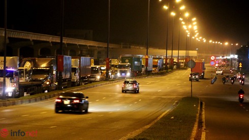 TP.HCM: Đường vào cảng Cát Lái kẹt gần 10km lúc nửa đêm - ảnh 5