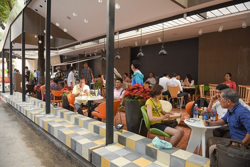 Đường sách TP.HCM “vướng” chuyện giá café! - ảnh 1